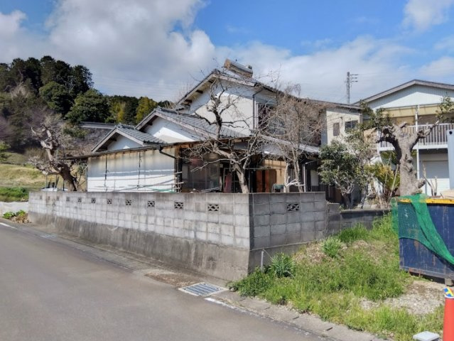 売土地　三島市沢地の外観|落ち着いた住環境に位置しています。周辺はのどかな雰囲気で、ゆとりある暮らしを実現できます。敷地も広く、住宅用地としてはもちろん、平屋やゆとりあるプランもご検討いただけます。