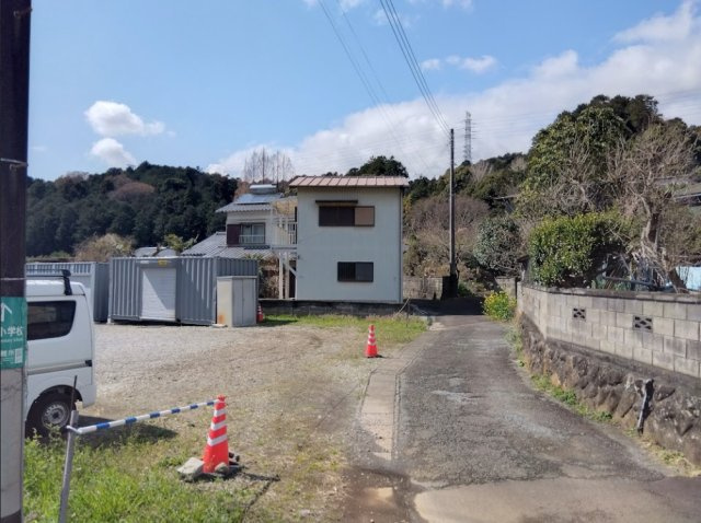 売土地　三島市沢地の外観|駐車スペースやお庭もしっかり確保できる広さです。開放感のある立地で、のびのびとした暮らしを実現できます。