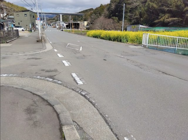 売土地　三島市沢地の外観|見通しの良い前面道路に面しています。開放感のある立地で、車の出入りもしやすく快適な住環境が魅力です。周辺はのどかな雰囲気で、落ち着いた暮らしを実現できます。