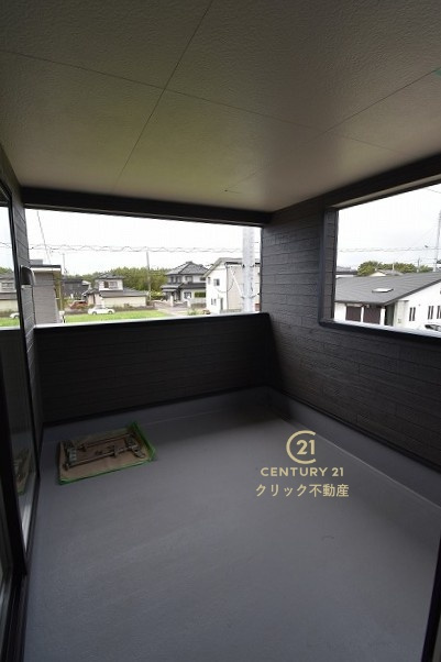 Cradlegarden　 ひたちなか市平磯町　第2　4のバルコニー|インナーバルコニーは洗濯物外干し派の強い味方！天気が変わりやすい季節の外出も安心です。外出が難しい日に出るだけでも気分転換になる、嬉しいスペースです。