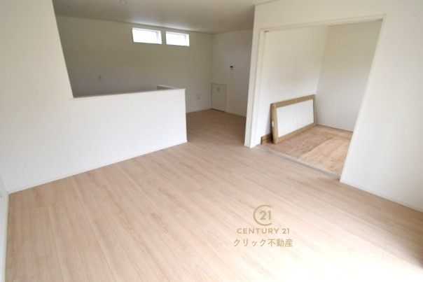 Cradlegarden　 ひたちなか市平磯町　第2　4の居間・リビング|カーテンやラグの色、質感、選ぶ家具などでお部屋の雰囲気が変わります。お好みのインテリアを楽しみましょう♪白を基調とした内装ですので、あらゆるスタイルが馴染みます。