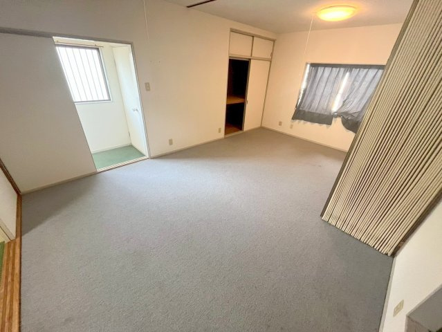 学園朝日元町戸建の洋室