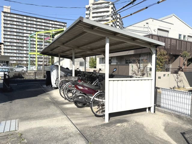 【 仲介手数料半額対象物件 】ハミングタウン久留米G棟のその他共用部分|屋根付きの駐輪場。バイクも可