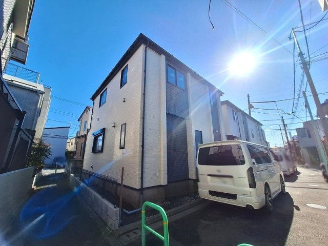 【外観】 | 練馬区田柄4丁目　新築一戸建住宅　全2棟　（成増店） | キッチンにはフリースペースタイプのパントリーを採用。