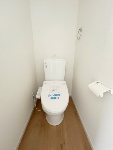 大枝西新林町三丁目のトイレ|1階と2階の2ヶ所に配置しており、来客時や朝の身支度時にも同時に使えて嬉しい♪（R8.3撮影）