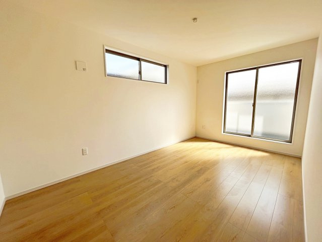 大枝西新林町三丁目の洋室|木目の自然な模様や落ち着きある色味が、お部屋に温かみをもたらします。壁紙は白を基調としており、インテリアプランも考えやすいシンプルな仕上がりです。（R8.3撮影）