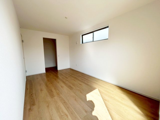 大枝西新林町三丁目の洋室|ウォークインクローゼットはお洋服以外にも掃除機やスーツケースなども一箇所に集約できるのが魅力です！（R8.3撮影）