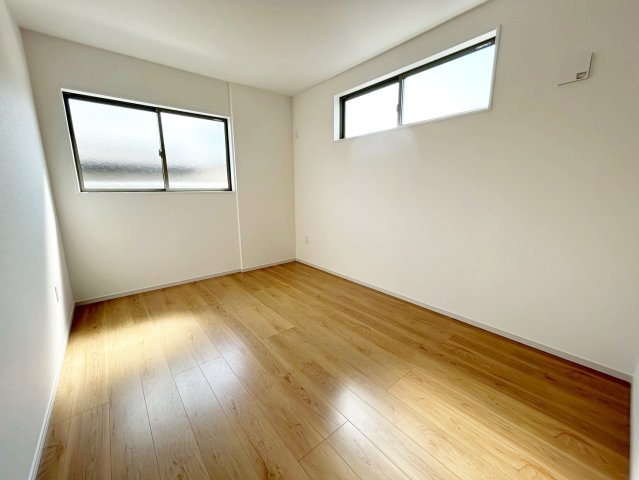 大枝西新林町三丁目の洋室|ベッドや机など無理なく配置できる広さ。また全居室に収納を設け、お部屋がスッキリ片付き居住空間を広く活用できちゃいます！（R8.3撮影）