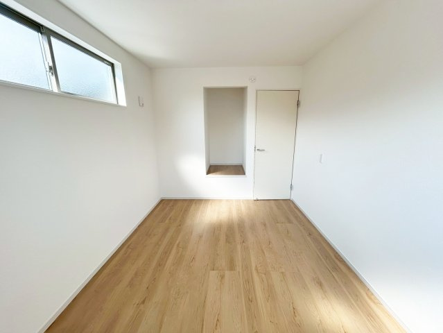 大枝西新林町三丁目の洋室|収納をたっぷり設けることで、生活感が出にくく住環境を広々お使いいただけます。（R8.3撮影）