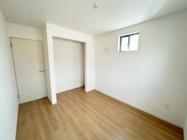 大枝西新林町三丁目の洋室|オープンクローゼットにつきお洋服の出し入れがラクラク！上部は棚になっている為、収納ボックス等を使えば整理整頓がしやすくお部屋がスッキリ片付きますね♪（R8.3撮影）