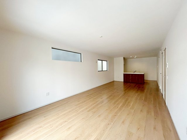 大枝西新林町三丁目の居間・リビング|22帖のワイドなリビングはご家族も自然と集まる広さ！お気に入りのインテリアを置いたり等こだわりのリビング空間に♪（R8.3撮影）