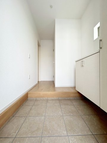 大枝西新林町三丁目の玄関|住まいの「顔」となる玄関。シューズボックスが備え付けられており、玄関周りがスッキリ片付きます。（R8.3撮影）