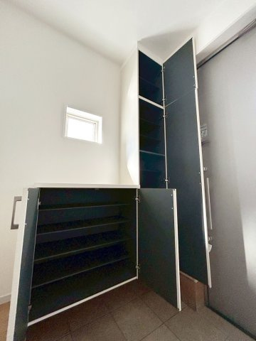 大枝西新林町三丁目の玄関|ご家族の靴など片付き玄関まわりのお掃除ラクラク！スッキリした玄関でさわやかにご家族の送り迎え。（R8.3撮影）