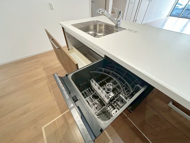 大枝西新林町三丁目の設備|【食器洗浄乾燥機】
食器洗浄乾燥機付きのシステムキッチンで、食後の団らん時間もご家族と一緒に楽しむことができます！手肌にも優しくママも嬉しい！