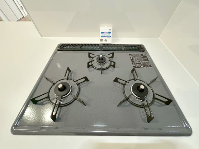 大枝西新林町三丁目の設備|【ホーロートップ３口コンロ】
サッと拭き取りやすく耐久性に優れたホーロートップタイプのコンロ。３口コンロで同時調理が可能になり、家事効率の向上が期待できます！