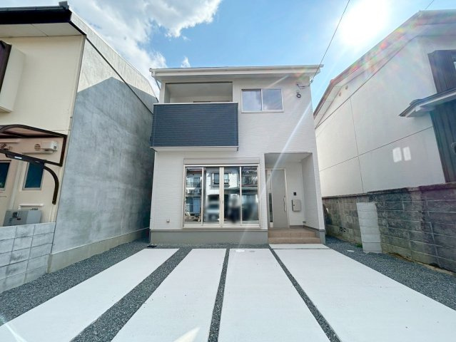 大枝西新林町三丁目の外観|『即ご入居可能！』
＊ZEH水準省エネ住宅！
＊前道６ｍ＆駐車２台可能◎
＊リビングゆったり２２帖！（R8.3撮影）