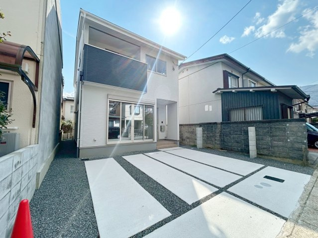 大枝西新林町三丁目の外観|前道６ｍと見通し良好！お車２台の駐車も安心ですね♪（R8.3撮影）