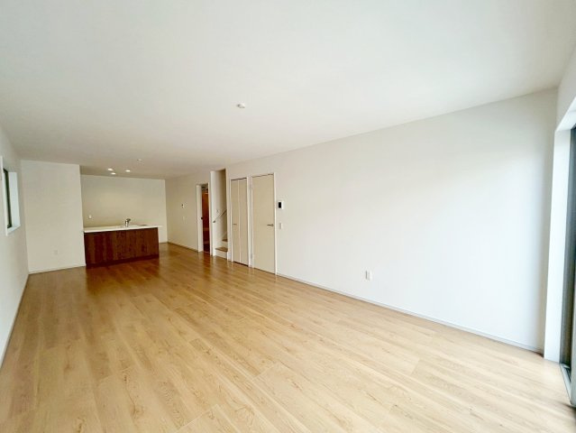 大枝西新林町三丁目の居間・リビング|奥行のある空間設計で、家族が自然と集まるリビングに。（R8.3撮影）