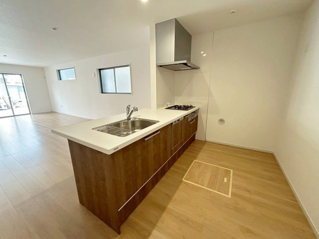 大枝西新林町三丁目のキッチン|正面に遮るものがない対面キッチン。キッチンワークをしながらお子様の様子も確認できる忙しいパパママに嬉しい配置です。（R8.3撮影）