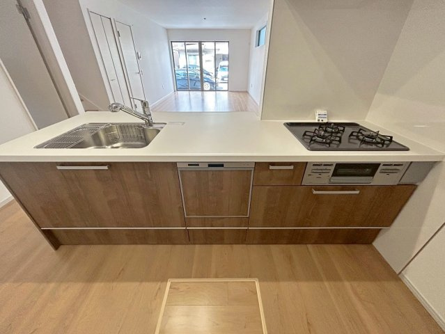 大枝西新林町三丁目のキッチン|収納力も兼ね備えており、調理器具や調味料などスッキリお片付けできちゃいます！（R8.3撮影）