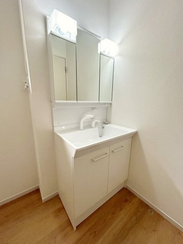 大枝西新林町三丁目の洗面所|1日の始まりの朝、歯磨きをしたりメイクや髪をセットしたり…使いやすさが考えられた洗面です。シャワー付水栓で洗面台での掃除に嬉しいですね♪（R8.3撮影）