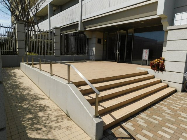 ランドシティ新所沢のエントランス|緩やかなスロープのあるエントランス。