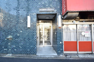 【エントランス】 | お客様を、そして住人を出迎えてくれるマンションのエントランス。ゴミが落ちていないことからも、管理状態の良さや住民の節度の高さが見て取れます。～即日のご見学可能～　お問合せはお気軽にどうぞ。