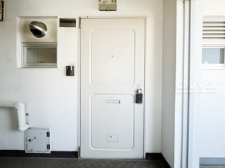 【その他共用部分】 | 皆様をお迎えする、お部屋の玄関ドア。開けやすさや開放角度、ドアノブの操作しやすさや鍵の形状などを、現地で一度ご確認ください。～即日のご見学可能～　お問合せはお気軽にどうぞ。