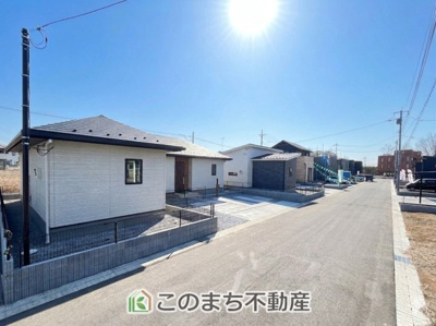 【前面道路含む現地写真】 | ワイウッドコート小山市中久喜第1期　2号棟 | 前面道路が広いので、陽当り・解放感◎になっております！
