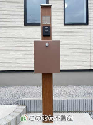 【エントランス】 | ワイウッドコート小山市中久喜第1期　2号棟 | オシャレなエントランスポールがお出迎え♪
