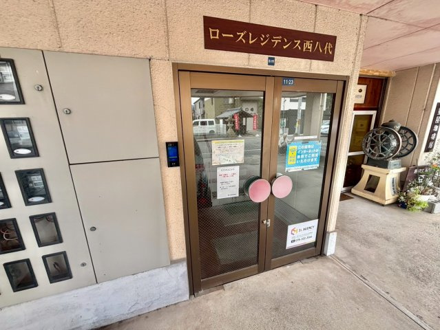 ローズレジデンス西八代のエントランス