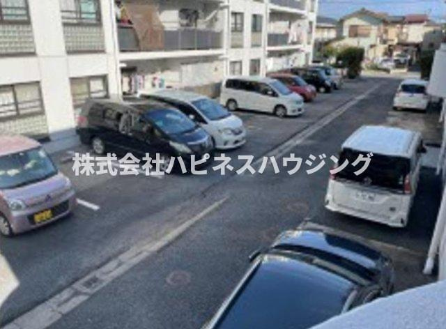ＩＮＯＶＥ松戸六高台B棟～イノベマツドロッコウダイビートウ～の駐車場|今月中の申し込みで1台無料、2台目駐車場契約可5,500円。