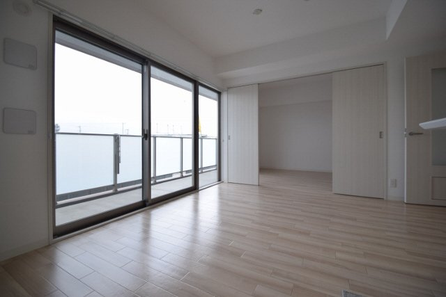 リーサ・ボニートの居間・リビング|窓が大きく明るい室内です。