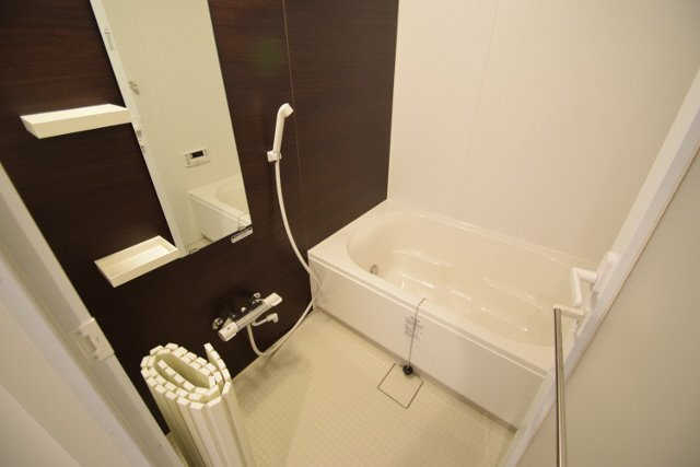 リーサ・ボニートの浴室|壁にアクセントのあるきれいなお風呂です。