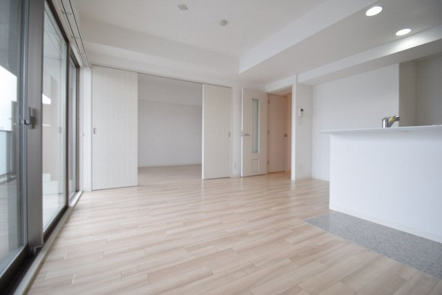 リーサ・ボニートの居間・リビング|大きな窓で日当たり良好です。