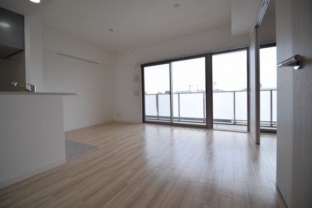 リーサ・ボニートの洋室|広々リビング