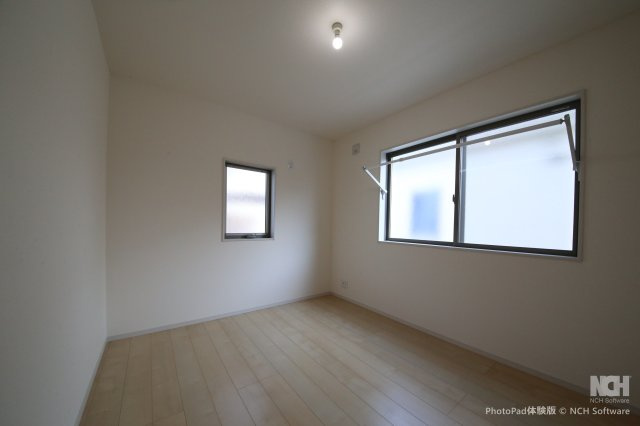 久喜市本町7丁目　中古戸建て　の洋室|2階5.25帖　サッシに室内物干しがついています