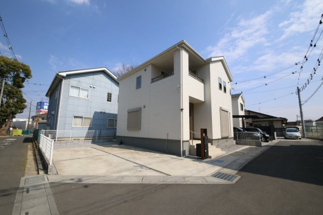 久喜市本町7丁目　中古戸建て　の前面道路含む現地写真|広々駐車スペースです