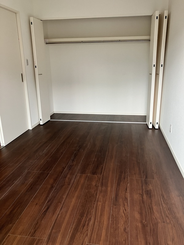 SunMark高宮の洋室|【最上階角部屋】エアコン付き、モニター付インターホン、一面広々クローゼット、収納が豊富です。