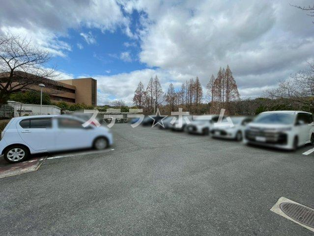 日商岩井第7緑地公園マンションの駐車場|駐車場があるので、車を買う予定の方も安心です
