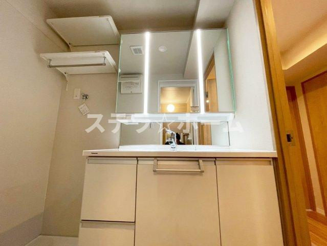 日商岩井第7緑地公園マンションの独立洗面台|朝の支度にも助かる、独立の洗髪洗面化粧台
