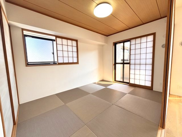 出窓のある明るい和室です