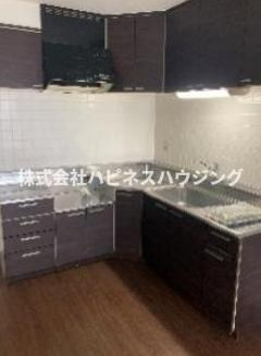 ＩＮＯＶＥ松戸六高台Ａ棟～イノベマツドロッコウダイエートウ～のキッチン|Ｌ字型キッチン、ガスコンロ設置可能、都市ガス。