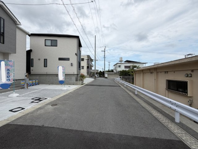 【前面道路含む現地写真】 | 沖縄市明道（全8棟）モデル7号棟 | ※南側6m道路♪