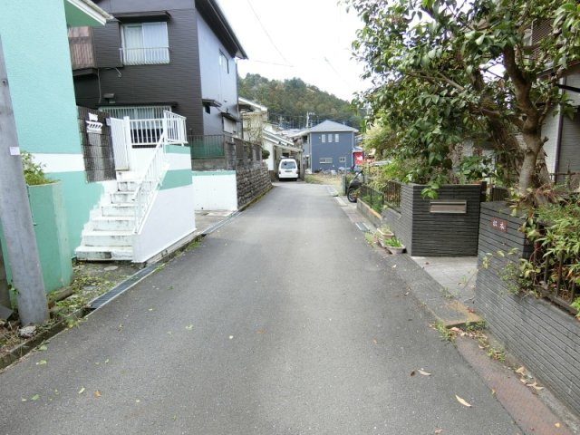 あきる野市雨間　オール電化付中古戸建の前面道路含む現地写真