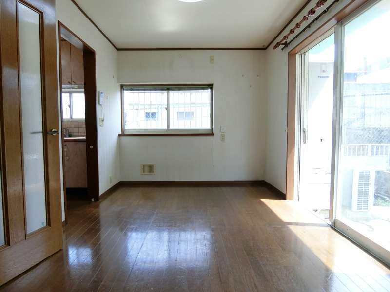 あきる野市雨間　オール電化付中古戸建の居間・リビング|南面のダイニングです！