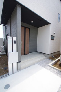 【玄関】 | 【仲介手数料無料！！】日野市上田　新築戸建て（全5棟）4号棟　4780万円