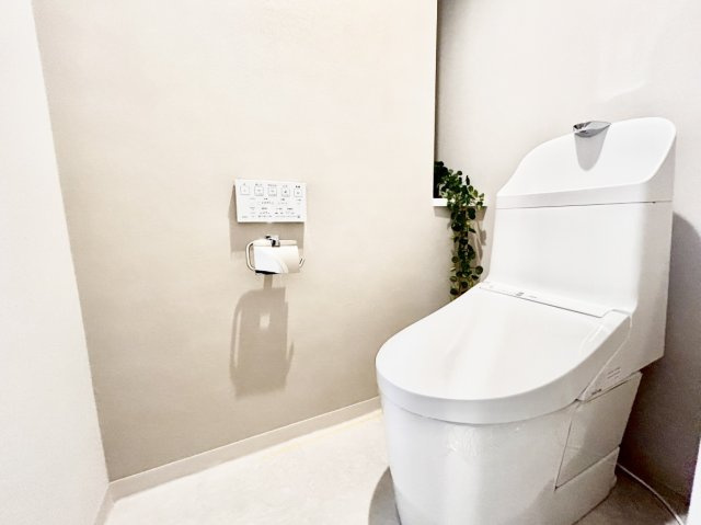 RICウエストコート5番街2番館のトイレ|温水洗浄便座付フルオート機能トイレとなっております。