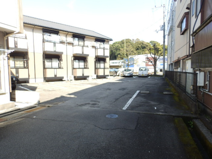 ミントグリーンの駐車場|進入路・アパート南側