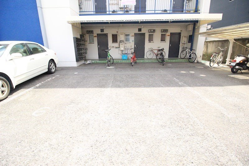 ソレイユKの駐車場